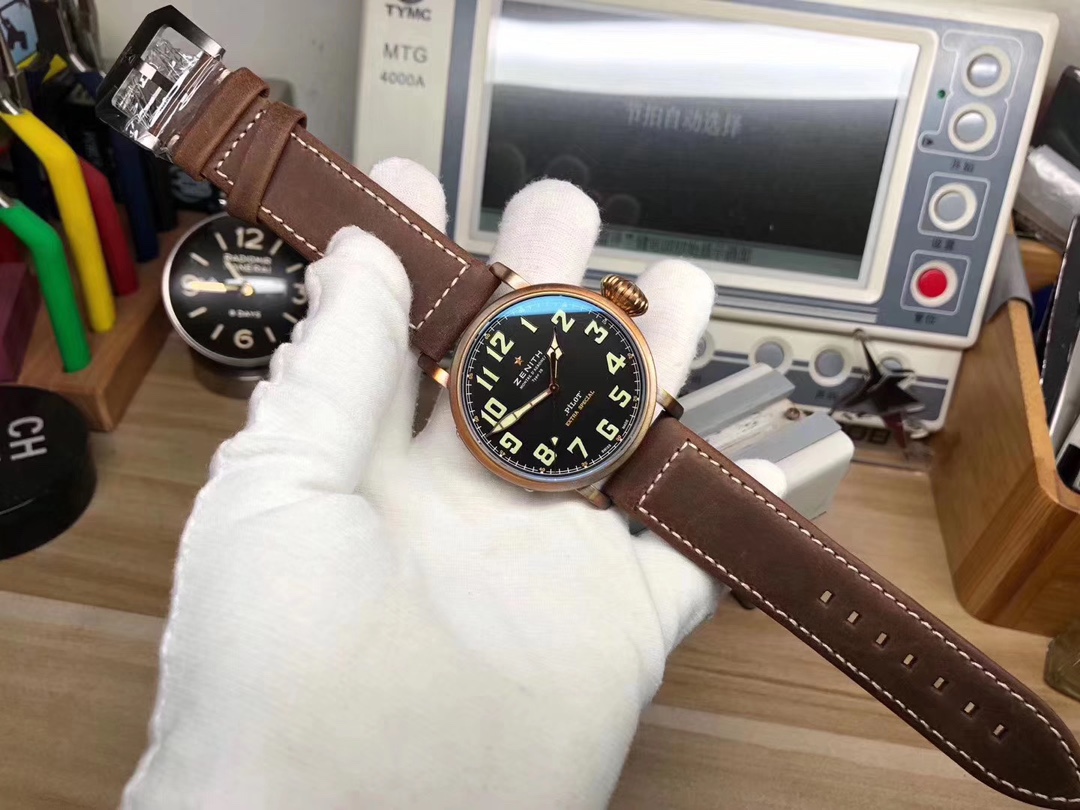 XF真力時飛行員大飛：29.2430.679/21.C753青銅男士腕表，純青銅表殼，2824瑞士機械機芯，瘋馬皮錶帶。振頻：28800每小時振蕩次數，表徑：45毫米