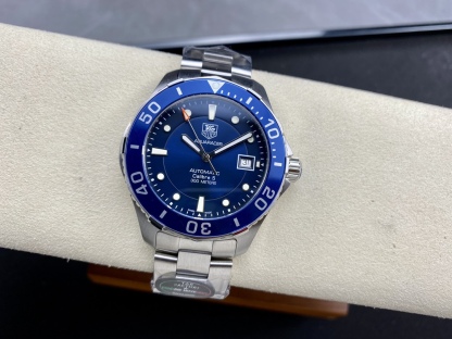 TAR年末巨獻——超級泰格豪雅系列腕表，正裝休閒兩不誤、小眾而不平庸、穩重而不失靈動，通勤的最佳首選腕表。全系均採用原裝數據打造、配件可以和原廠互換，頂級打磨 超強夜光 防水性能高達100米，超原單品質 誠意滿滿 並搭載原裝sw200機芯，歡迎品鑒！