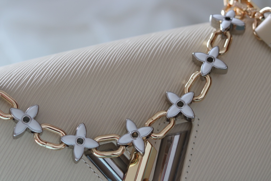 [玫瑰]最新歐洲版本[玫瑰] 原版品質[玫瑰]款號:50500/M24044/M24043[玫瑰]Twist MM LV Bloom手提包以迷人的新細節迎接春天。它採用了深色Epi皮革，帶有LV簽名迷人的雙色旋轉扣，並配有裝飾，短鏈上鑲嵌著精緻的單體花朵。由於優雅的可拆卸皮革肩帶和寬敞的多孔內部，她是一個精緻而多功能的伴侶。

23x17x9.5釐米(長度x高度x寬度)
裝配·光滑皮革內襯金色和銀色配件帶有LV簽名旋轉
.皮帶:可拆卸和可調
.皮帶長度(承載，最小):31.0釐米
