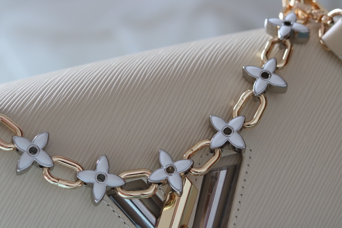 [玫瑰]最新歐洲版本[玫瑰] 原版品質[玫瑰]款號:50500/M24044/M24043[玫瑰]Twist MM LV Bloom手提包以迷人的新細節迎接春天。它採用了深色Epi皮革，帶有LV簽名迷人的雙色旋轉扣，並配有裝飾，短鏈上鑲嵌著精緻的單體花朵。由於優雅的可拆卸皮革肩帶和寬敞的多孔內部，她是一個精緻而多功能的伴侶。

23x17x9.5釐米(長度x高度x寬度)
裝配·光滑皮革內襯金色和銀色配件帶有LV簽名旋轉
.皮帶:可拆卸和可調
.皮帶長度(承載，最小):31.0釐米
