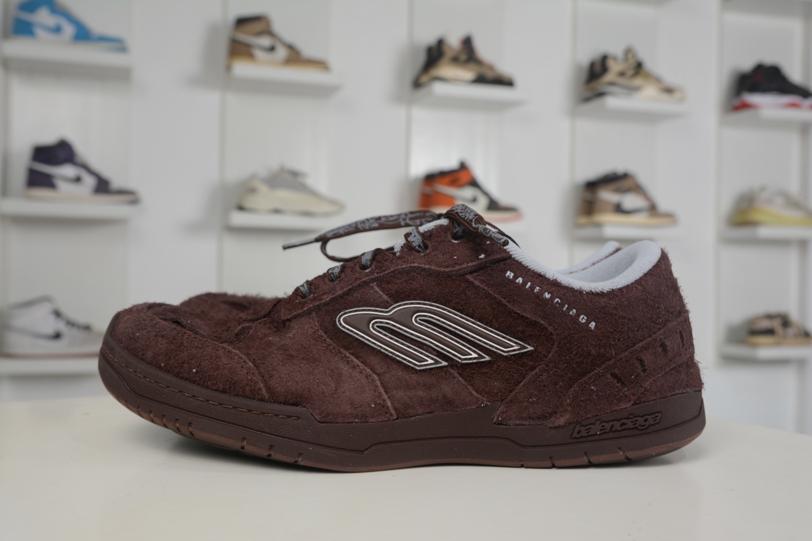 Balenciaga Hamptons Worn-Out Dark Brown 棕色巴黎世家十八18代 滌綸（聚酯纖維）牛皮革 圓頭系帶 低幫 生活休閒鞋板鞋 
貨號：814765 WHPSU 2290
尺碼：35 36 37 38 39 40 41 42 43 44 45 46