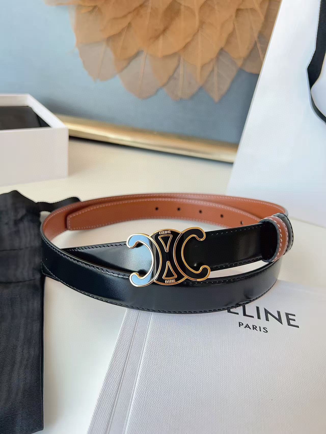 CÉLINE  凱旋門家新款ALIX 中號25毫米雙面腰帶
這款採用牛皮革，滴膠飾面，可拆卸橢圓形搭扣，雙面腰帶，TRIOMPHE雙面飾釘.
寬度：2.5cm