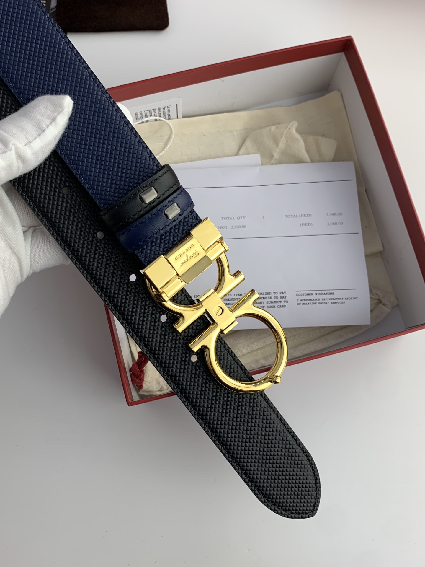 〖F家〗這款皮帶採用雙面小牛皮，搭配純銅八字扣，打造高雅考究的造型。寬3.5cm，長度可調節，達到量身定制般的修身效果。