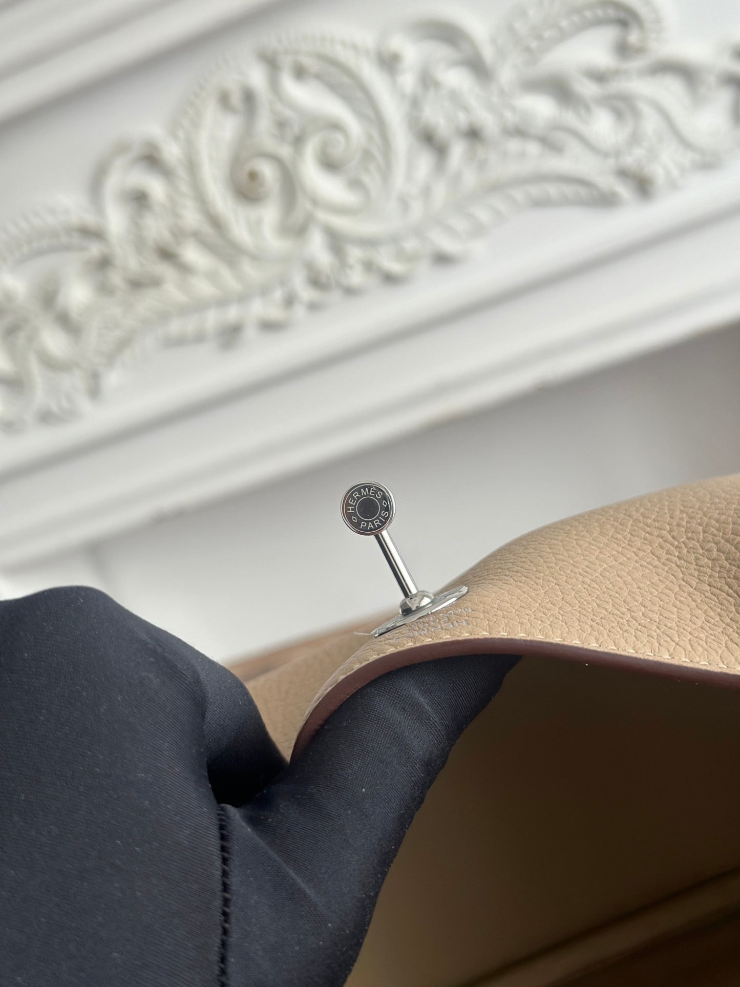 迪lindy 19cm	
Tc皮 蜜蠟線半手工縫製
lindy19保留了琳迪包所有細節的完整設計，側口袋、拉鍊等全部都是經典的設計√
這只小可愛暴擊了多少人的少女心