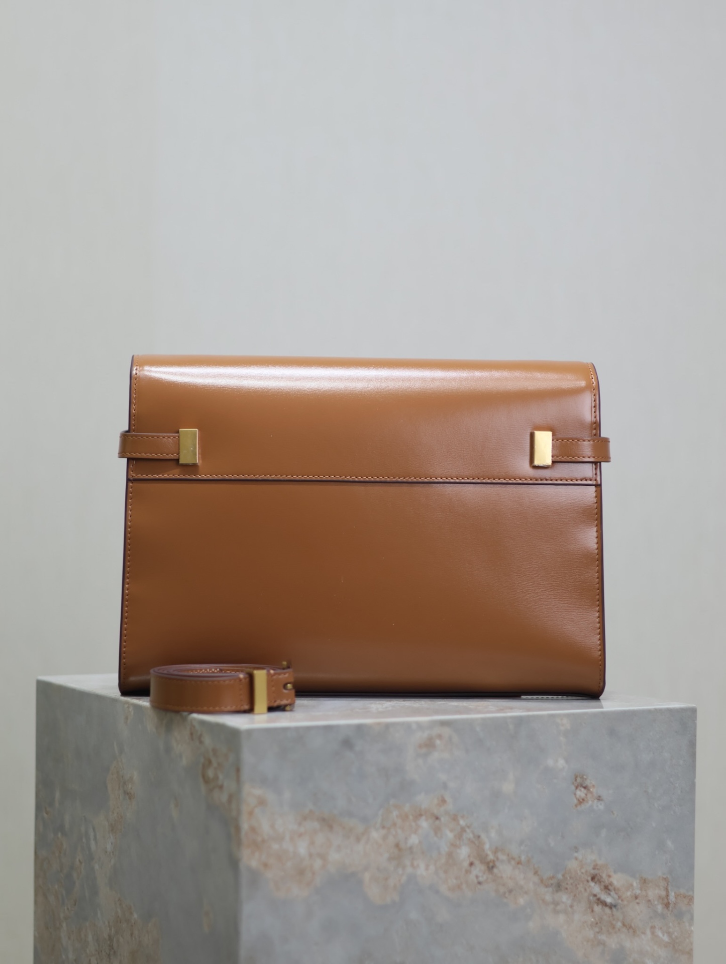 Manhattan_29cm
翻蓋曼哈頓法棍包，一改以往經典的logo，取而代之低調簡約的設計風格，它有點像H家的凱莉，很有復古的味道！商務➕休閒兩者結合，總結起來就是百搭！可以手拿，可以單肩或斜挎，一包多用，滿足了商務型女士，又滿足了小女生的休閒！精心挑選的意大利牙簽紋牛皮、完美的走線、精緻的五金讓整個包包都散髮出高級的味道！
型號：579271
尺寸：29x20.5x7cm