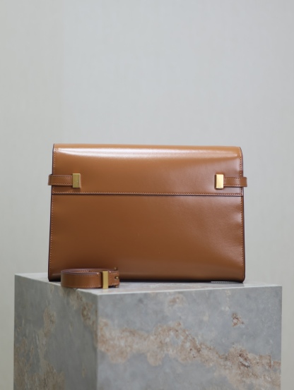 Manhattan_29cm
翻蓋曼哈頓法棍包，一改以往經典的logo，取而代之低調簡約的設計風格，它有點像H家的凱莉，很有復古的味道！商務➕休閒兩者結合，總結起來就是百搭！可以手拿，可以單肩或斜挎，一包多用，滿足了商務型女士，又滿足了小女生的休閒！精心挑選的意大利牙簽紋牛皮、完美的走線、精緻的五金讓整個包包都散髮出高級的味道！
型號：579271
尺寸：29x20.5x7cm