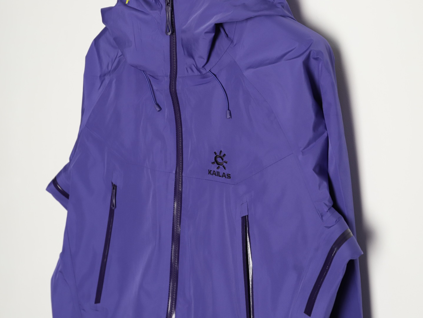 🔝Kailas 凱樂石· MONT X- LT  輕量化衝鋒衣外套

戶外與日常的理想之選，為你帶來極致體驗：

• 超輕量設計：M碼僅重284g，全衣重量減輕54%，極致輕量，穿上宛如無物，長時間徒步、攀爬毫無負擔。收納後體積小巧，如同一瓶礦泉水大小，輕鬆塞於背包一角，不佔空間。

• 卓越面料性能：採用40D GORE - TEX 3L面料，防水指數高達20,000mmH₂O以上，能抵御暴雨侵襲，在雨中行走也可保持身體乾爽。防風性能出色，可有效阻擋狂風。透氣指數達10,000g/m²/2