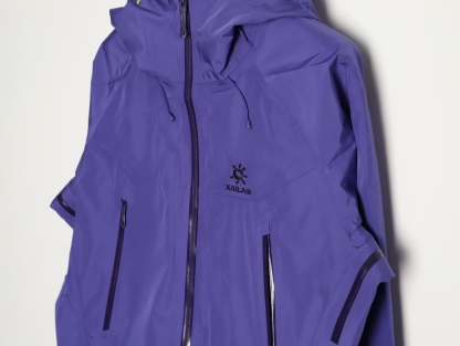 🔝Kailas 凱樂石· MONT X- LT  輕量化衝鋒衣外套

戶外與日常的理想之選，為你帶來極致體驗：

• 超輕量設計：M碼僅重284g，全衣重量減輕54%，極致輕量，穿上宛如無物，長時間徒步、攀爬毫無負擔。收納後體積小巧，如同一瓶礦泉水大小，輕鬆塞於背包一角，不佔空間。

• 卓越面料性能：採用40D GORE - TEX 3L面料，防水指數高達20,000mmH₂O以上，能抵御暴雨侵襲，在雨中行走也可保持身體乾爽。防風性能出色，可有效阻擋狂風。透氣指數達10,000g/m²/2