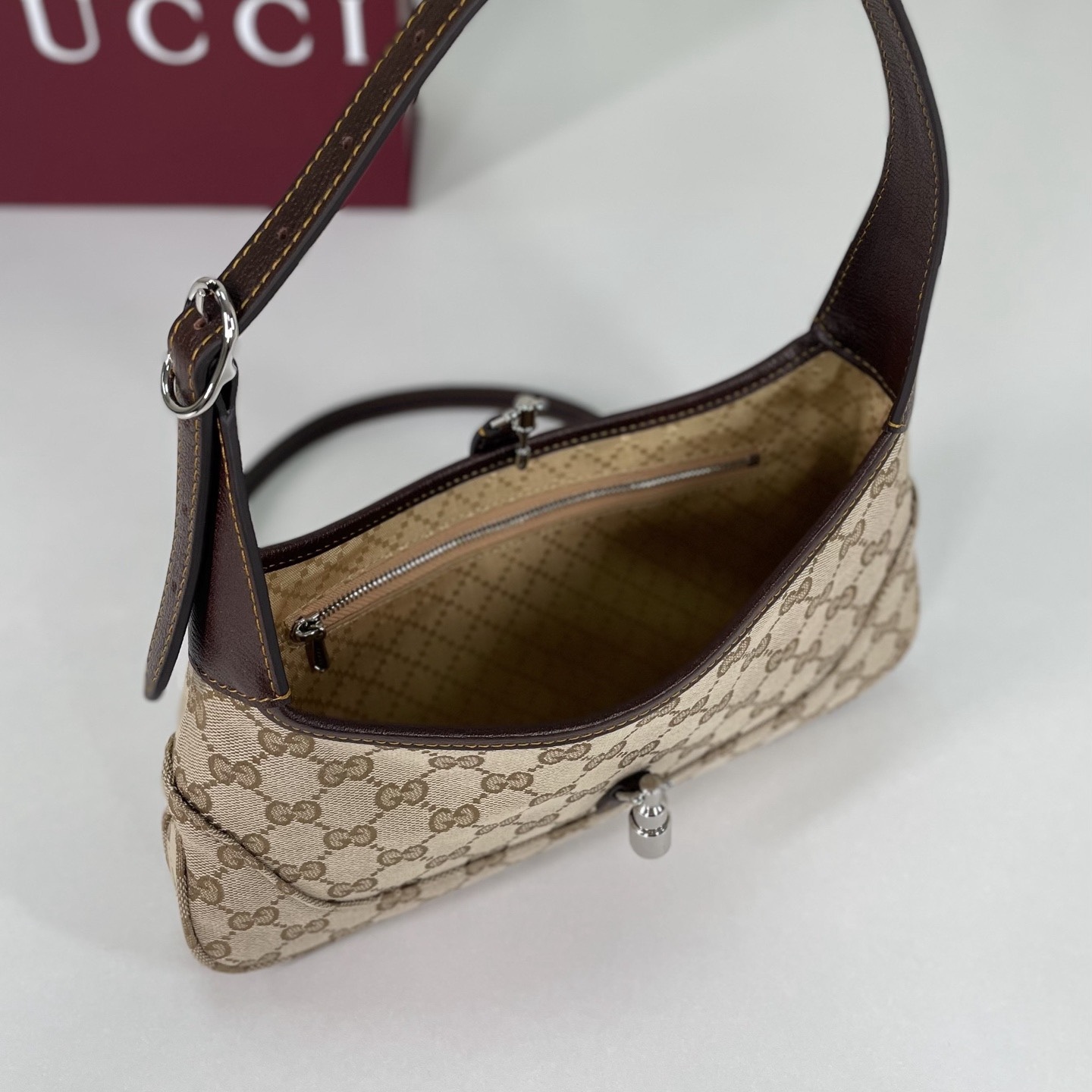 Gucci by Demna新系列，把Gucci的復古奢華玩出了新高度，新品的每一處細節都透著設計師的巧思，經典元素被重新演繹後更具辨識度，從日常腋下包到晚宴流蘇包，風格跨度大卻又統一得很高級。款號863137杏棕，尺寸27X13X6