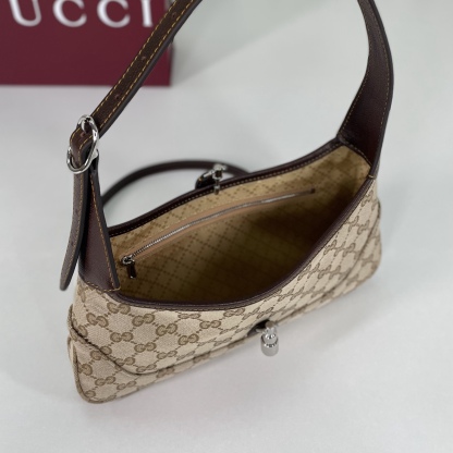 Gucci by Demna新系列，把Gucci的復古奢華玩出了新高度，新品的每一處細節都透著設計師的巧思，經典元素被重新演繹後更具辨識度，從日常腋下包到晚宴流蘇包，風格跨度大卻又統一得很高級。款號863137杏棕，尺寸27X13X6