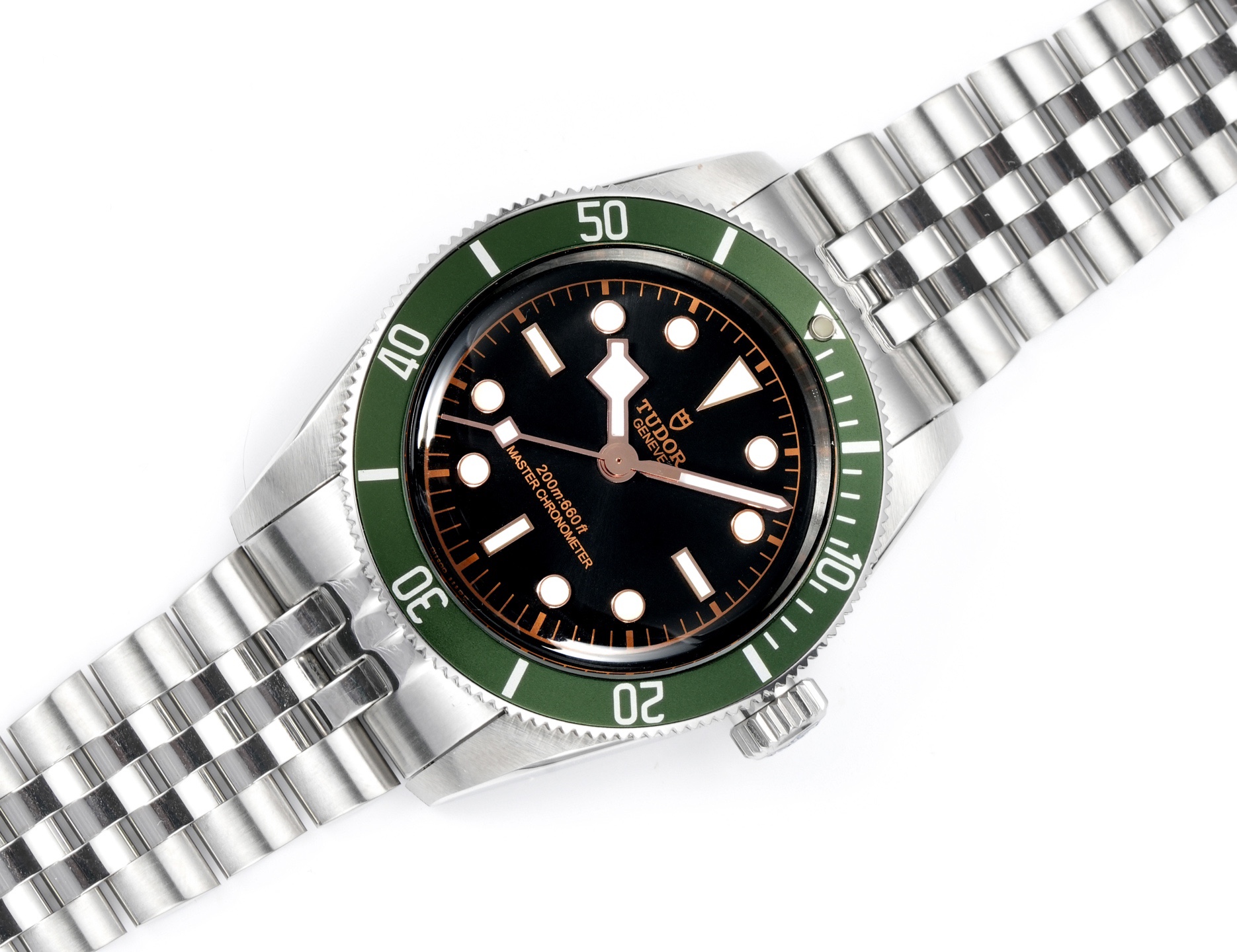 帝舵 TUDOR   碧灣系列對於帝舵來說，無疑是一個龐大的產品線，在今年推出了一隻全新的單色碧灣，以絕對的實力被認為是勞力士無歷黑水鬼的平替！今年推出的這只全新單色碧灣，也迎來了碧灣第三次制表科技和煥新美學風格上的革新。
1.新款碧灣迎來新的改革，升級夜光珠，而正品同步凹入式，搭配的是圓拱形藍寶石表鏡，更顯復古感📸 
2.腕表採用不鏽鋼材質打造表殼，經過精細的磨光與磨砂處理，呈現出獨特的質感和光澤度。同勞力士水鬼一樣，表殼採用41毫米尺寸，也是沿襲了“原版”碧灣的直徑，既適合日常佩戴，又能展現出