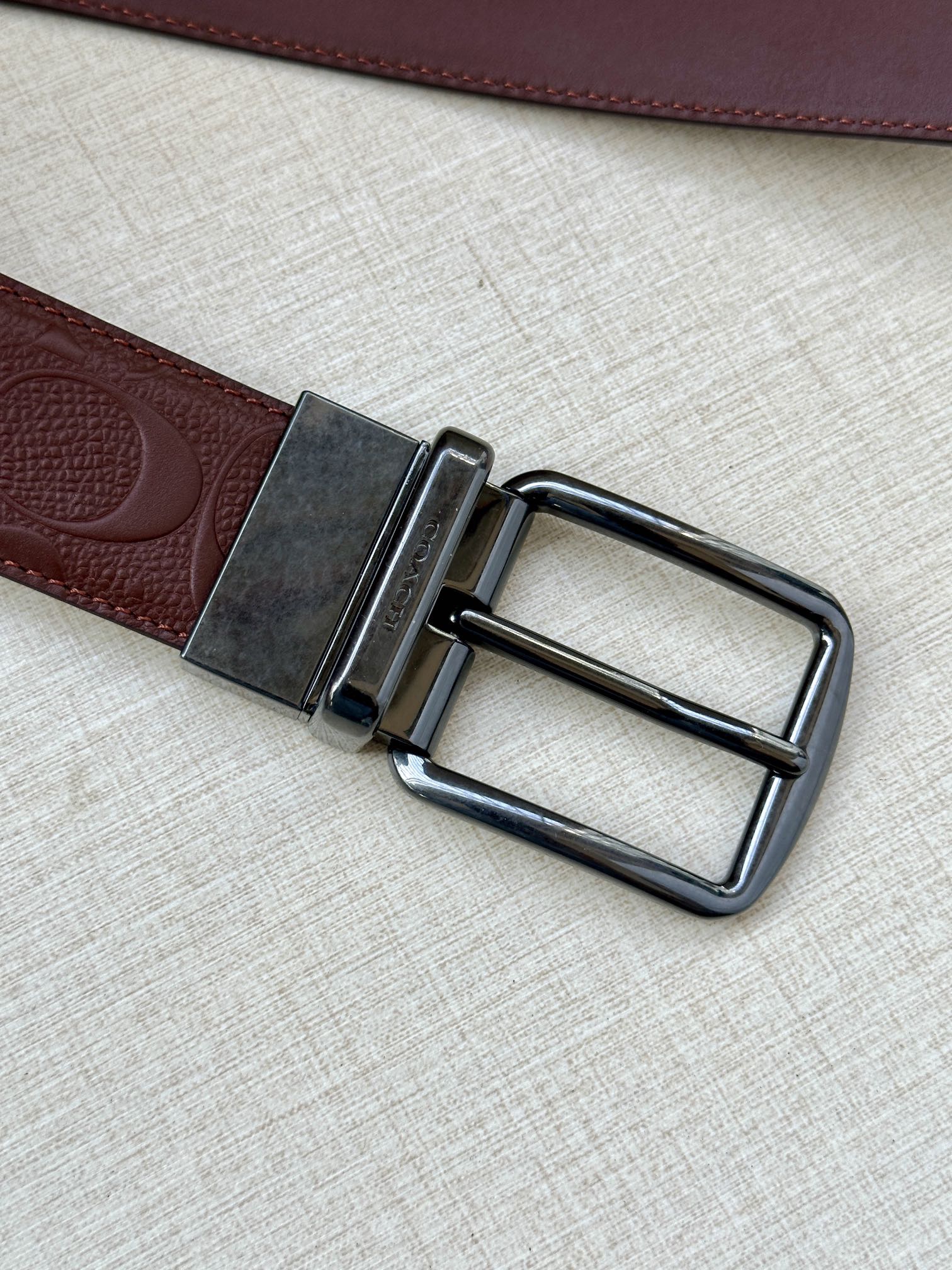 3.7cm（寬）COACH  這款雙面腰帶採用運動小牛皮製作，配有經典標誌帶扣，一款產品，兩種外觀。其合身度可個性定制，可用剪刀進行剪裁。
SAZ
D45
SMM
運動小牛皮
可裁剪
雙面
