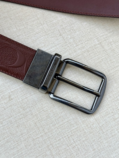 3.7cm（寬）COACH  這款雙面腰帶採用運動小牛皮製作，配有經典標誌帶扣，一款產品，兩種外觀。其合身度可個性定制，可用剪刀進行剪裁。
SAZ
D45
SMM
運動小牛皮
可裁剪
雙面
