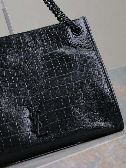 黑色黑扣鰐魚紋·
Niki shopping bag_
意大利進口鰐魚壓紋牛皮，五金是全牛皮包裹，工藝十分精湛！包袋中間有磁吸扣，保障了包包使用的安全性；內里有一拉鍊隔層及敞口插槽設計可放手機及零錢卡片，方便拿取，不會出現因為是大包而出現找不到東西的情況；包包自重非常輕，容量又足夠大，公文包、旅行包、購物袋、媽媽包隨意切換，實用性爆表！
型號：577999
尺寸：33x27x11.5cm