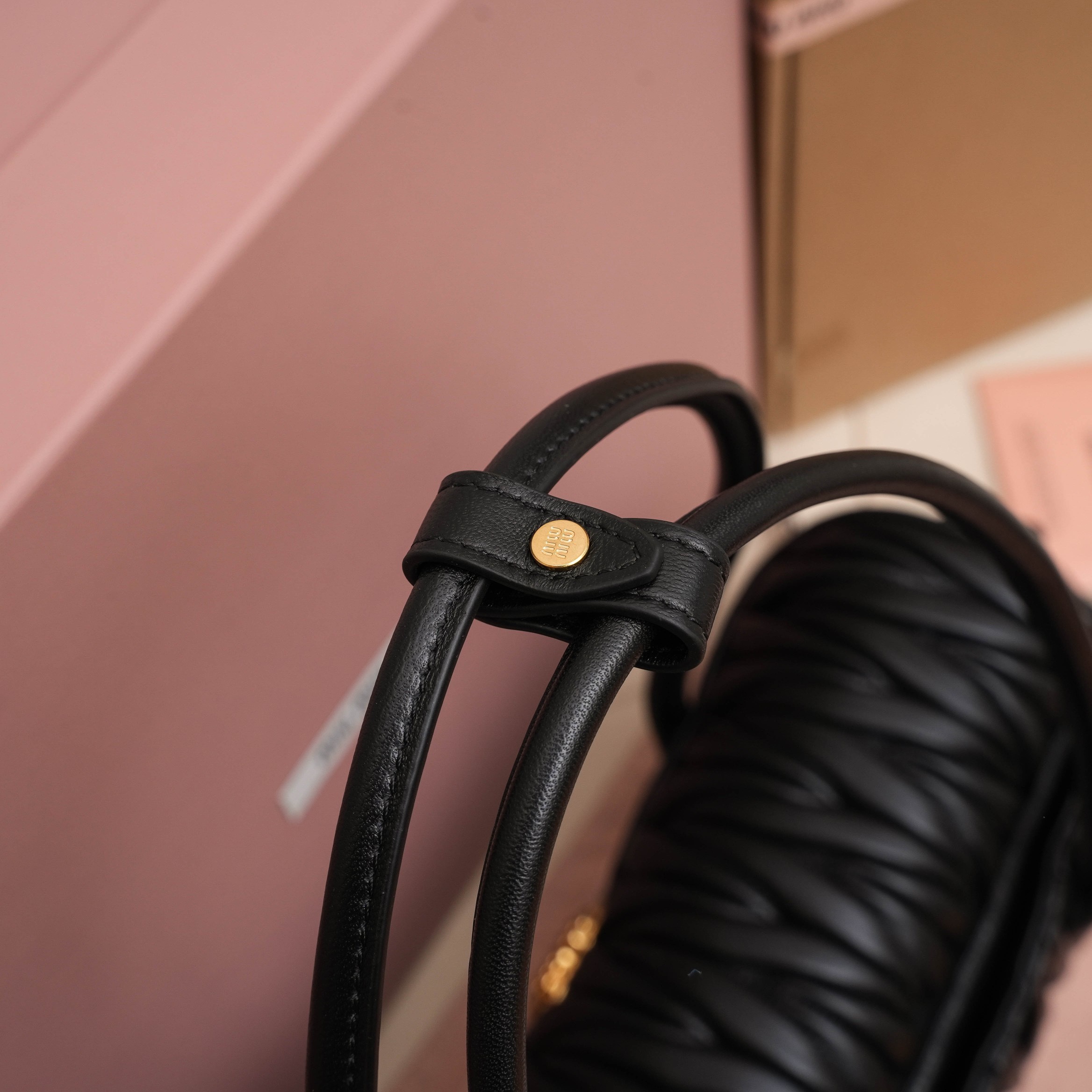 MiuM新品法棍包，这款单肩包延续经典设计，采用轻薄填充皮革设计，别具一格，顶级小牛皮材质，新标logo金属锁扣，正面翻盖开合，风格百变多样，精致优雅，随性慵懒，日常休闲， 上班通勤，怎么搭都好看