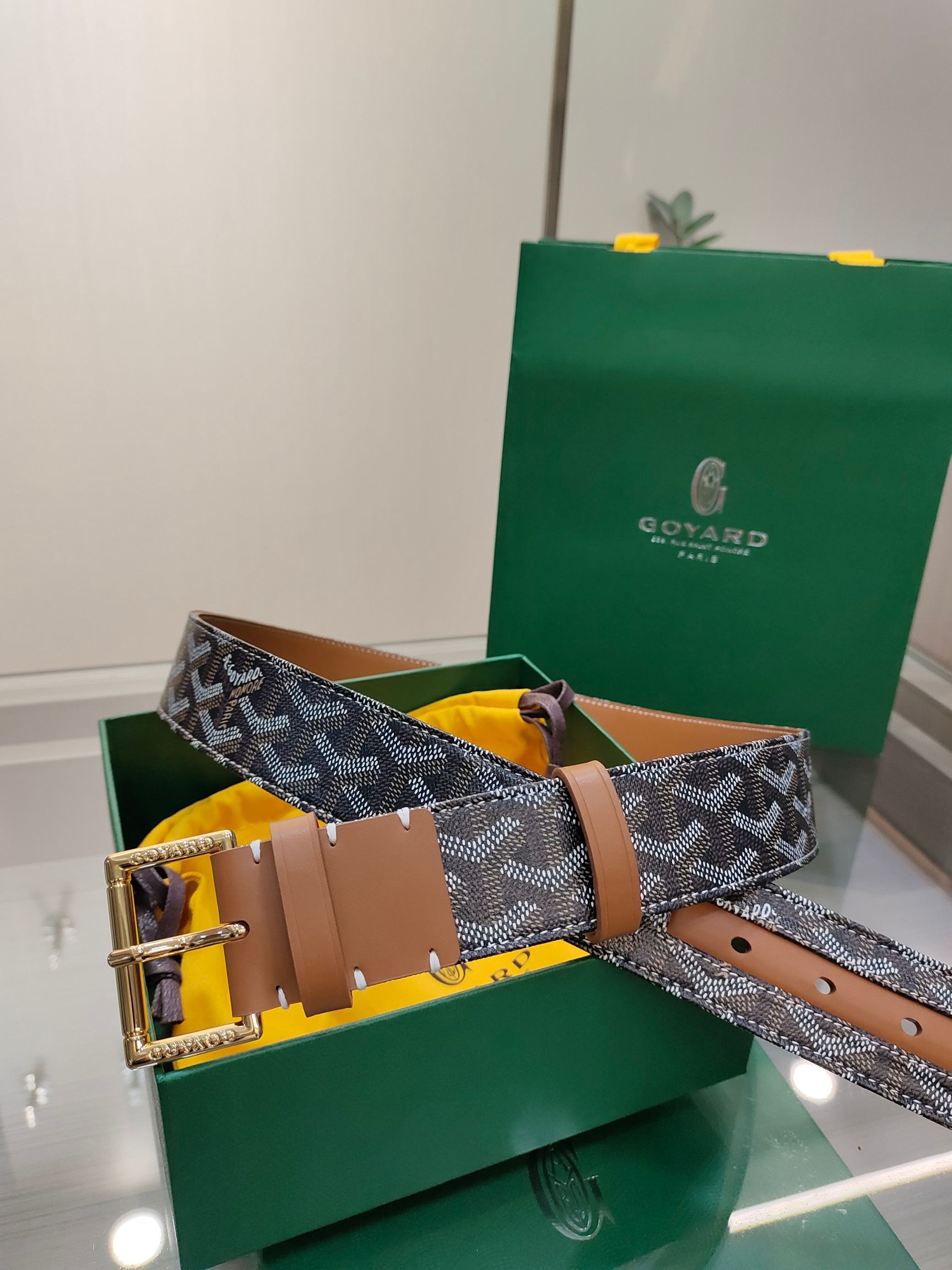 
Goyard(戈雅)腰帶源於法國奢侈品牌，設計風格簡約低調，腰帶身有標誌性帆布搭配進口頭層牛皮，腰帶扣採用簡約精品鋼扣，延續品牌的低調奢華，帶身寬度3.8CM，適用商務休閒日常佩戴。