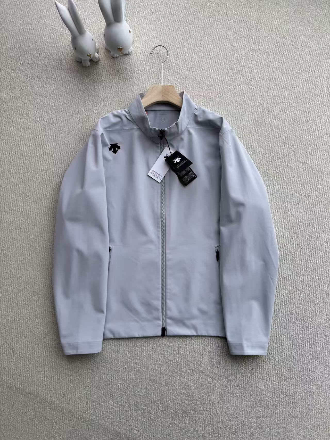 26春款 DESCENTEGOLF迪桑特高爾夫新品男PRO系列防風防潑水夾克外套

採用全無縫熱壓膠工藝，告別針孔滲水，風雨無縫可鑽；搭載專業防水透氣面料，強防風、拒暴雨，極端天氣依舊乾爽。表層DWR防油污防潑水處理，水漬油污一擦即淨，耐髒易打理。剪裁利落百搭，戶外徒步、日常出行皆有型，耐磨抗造，四季實用。

顏色 ：黑色 淺灰
尺碼：m-3XL 圖9