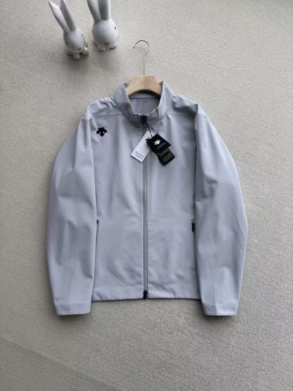 26春款 DESCENTEGOLF迪桑特高爾夫新品男PRO系列防風防潑水夾克外套

採用全無縫熱壓膠工藝，告別針孔滲水，風雨無縫可鑽；搭載專業防水透氣面料，強防風、拒暴雨，極端天氣依舊乾爽。表層DWR防油污防潑水處理，水漬油污一擦即淨，耐髒易打理。剪裁利落百搭，戶外徒步、日常出行皆有型，耐磨抗造，四季實用。

顏色 ：黑色 淺灰
尺碼：m-3XL 圖9