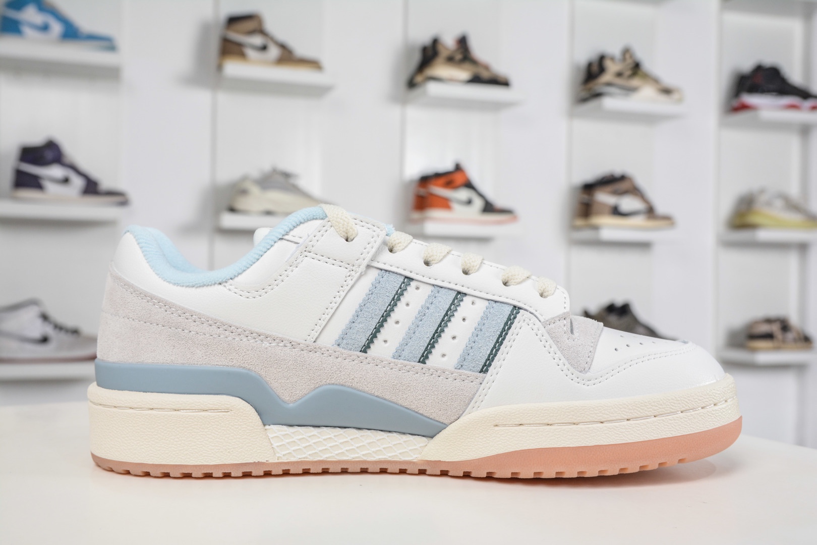 adidas Originals Forum 低幫百搭潮流休閒運動板鞋  
貨號：IG3946
尺碼：36 36.5 37 38 38.5 39 40 40.5 41 42 42.5 43 44 45