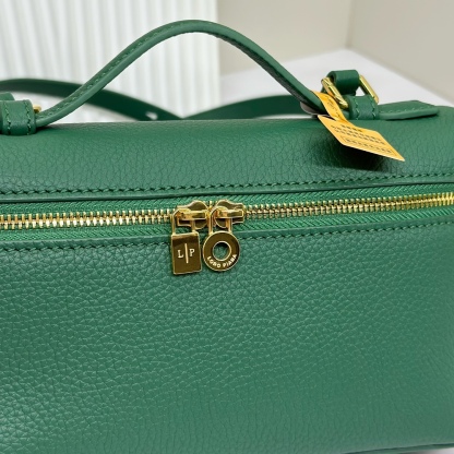 𝓸𝓻𝓸 𝓟𝓲𝓪𝓷𝓪諾悠翩雅
𝑬𝒙𝒕𝒓𝒂 𝑷𝒐𝒄𝒌𝒆𝒕 𝑳𝟏𝟗 
這是一款大開口結構的功能性設計的手拿包，經典風格和簡約設計的組合體。包身採用進口原廠小牛皮材質，輕微的錘紋呈現優雅的紋理，內里採用進口原廠小羊皮。皮革手柄和可拆卸肩帶，可打造出不同背法實用百搭。雙向拉鍊開合，搭配My Charms銀色金屬掛飾。（LP特級全鋼配件五金）
size：11×19×6.5cm
貨號：FAN4046
配套全套專櫃禮盒包裝🎁