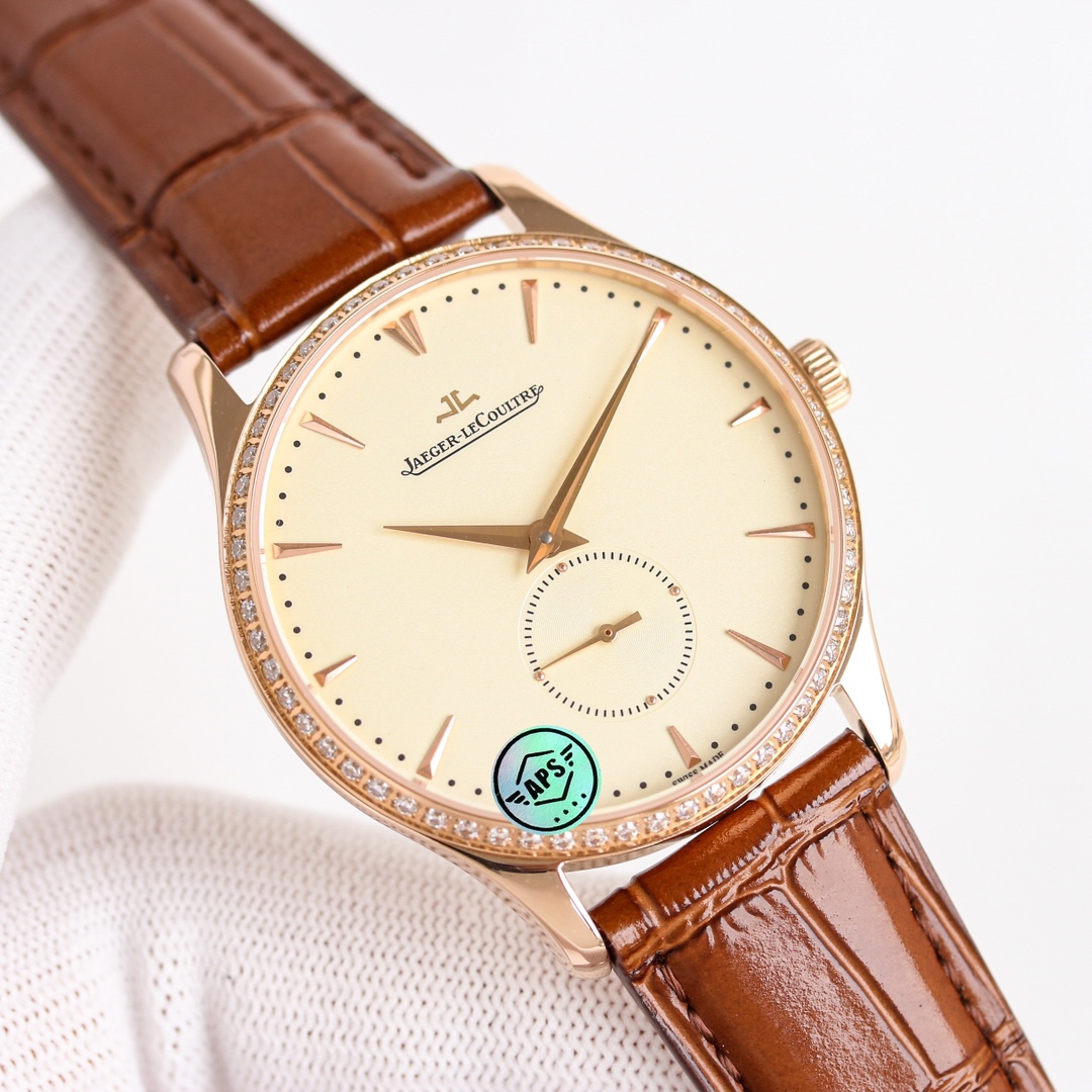 APS新品首發 積家大師系列1218420，傳統與現代的和諧樂章。Master Ultra Thin 超薄大師系列小秒針腕表精鋼款搭（直徑 39 毫米），內載896機芯。此自動上鏈機械機芯精准指示時、分、小秒。
1⃣全新大師系列兩針半採用原裝一致的896機新一比一開模
2⃣簡約精緻的錶盤採用立體式logo，錶盤搪瓷精緻而細膩，帶有標誌性的放射紋
3⃣指針與原裝一致採用陰陽針，一半拉絲一半拋光，錶帶採用進口小牛皮，一鍵式快拆錶帶表扣更加便捷