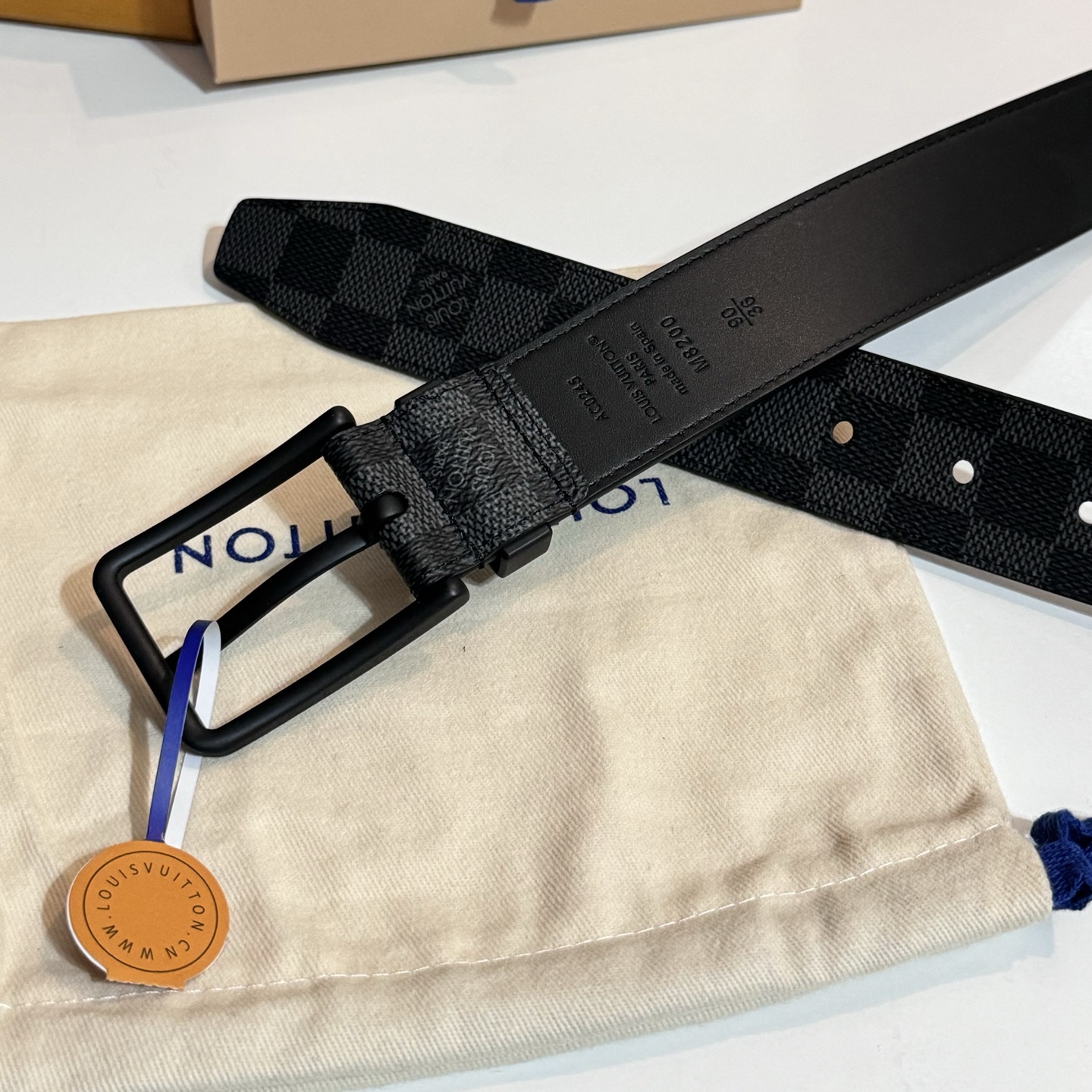 
寬度：3.5cm Frog 雙面腰帶以創意筆觸展現千禧潮流風範，巧妙致敬鄉村搖滾文化。做舊皮革令 Damier 格紋流露復古韻致，圓潤方形搭扣回溯品牌經典硬箱元素🆚