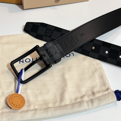 
寬度：3.5cm Frog 雙面腰帶以創意筆觸展現千禧潮流風範，巧妙致敬鄉村搖滾文化。做舊皮革令 Damier 格紋流露復古韻致，圓潤方形搭扣回溯品牌經典硬箱元素🆚