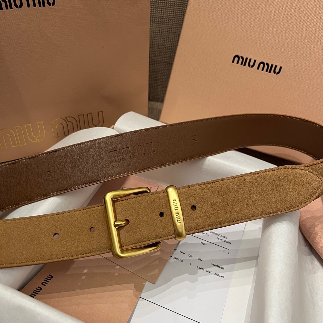 
  MiuMiu 今年大爆款上新‼️‼️
皮質絨面 冬天超適合絨絨的
這就是野性與可愛結合的反差美！
關但寬度粗 腰頭大 有一種野性與可愛結合的反差美～
炎名系上有甜酷甜酷的氛圍感喔#
寬度 ：3.5cm