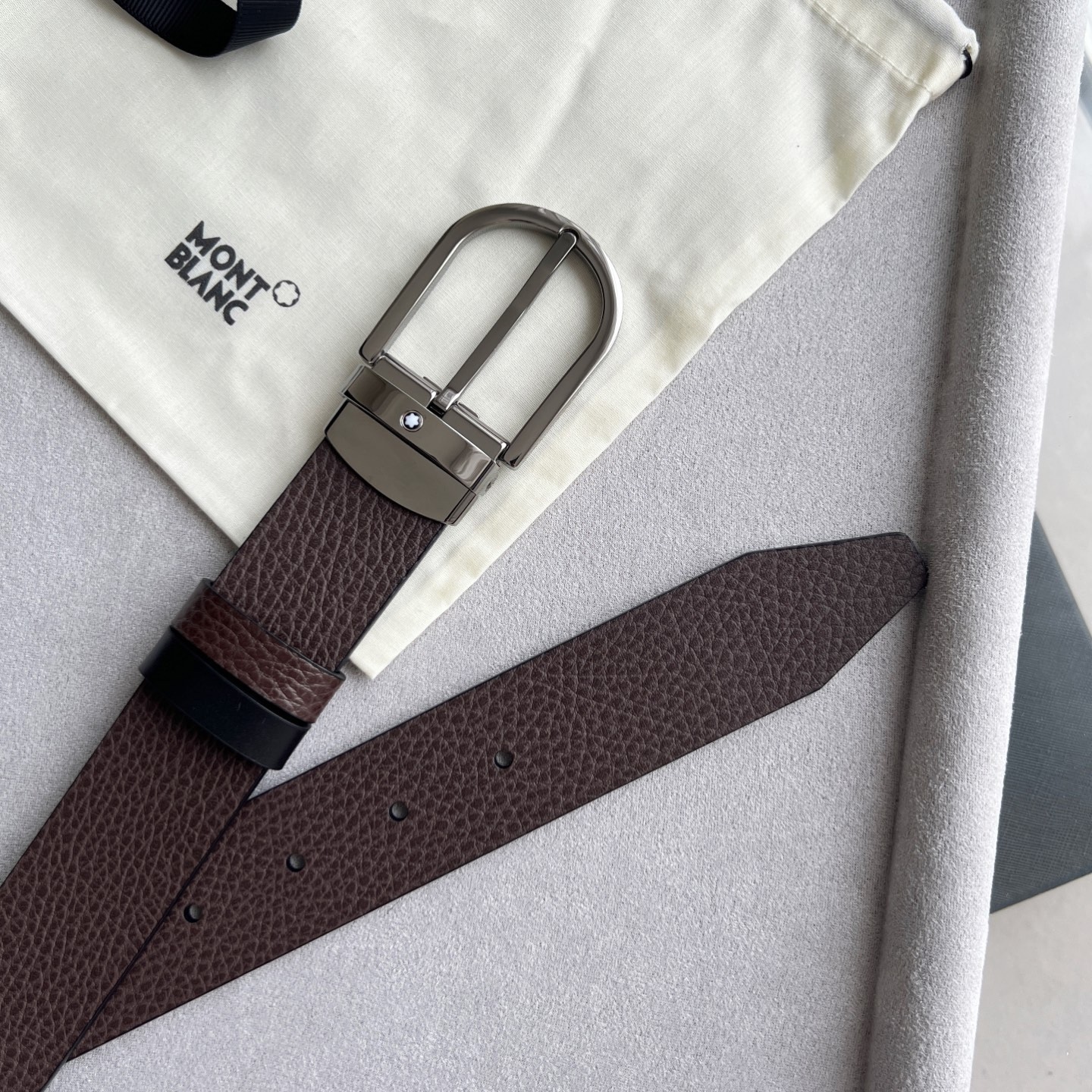 馬蹄形帶扣粒面皮帶（35毫米）
馬蹄形鍍鈀和鍍釕針式帶扣。可調節長度，3.5cm粒面咖色皮革皮帶。融合傳統元素與現代風格的精緻配件。錶帶描述 粒面咖色牛皮 皮革圖案 金屬圓環飾有萬寶龍六角 星品牌標識 搭扣裝置 易開啓裝置，可調節皮帶長度 搭扣形狀 馬蹄形 主要顏色咖色 | 黑色 搭扣類型 針扣式表扣