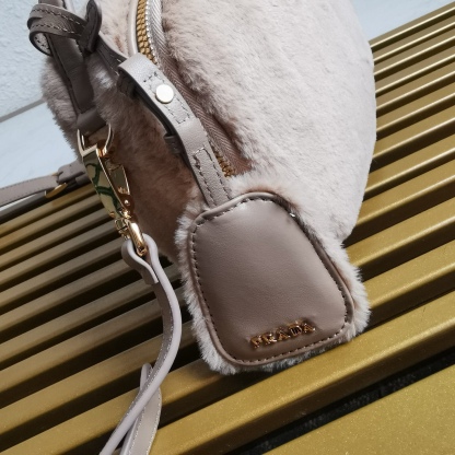 【 原單】🎉最新款迷你手袋🎉1BH208羊毛🎉🎉這款迷你手袋結構挺括，風格百搭，搭配柔軟的羊毛皮，彰顯冬日魅力。皮革細節與雙向拉鍊開合和金屬五金配件錦上添花，飾有塗琺瑯三角形金屬徽標。內配進口小羊皮，上身效果非常酷/時尚，冬天必備爆款🎉寶寶們，趕緊入手吧
尺寸：長19.5x高13x底6cm