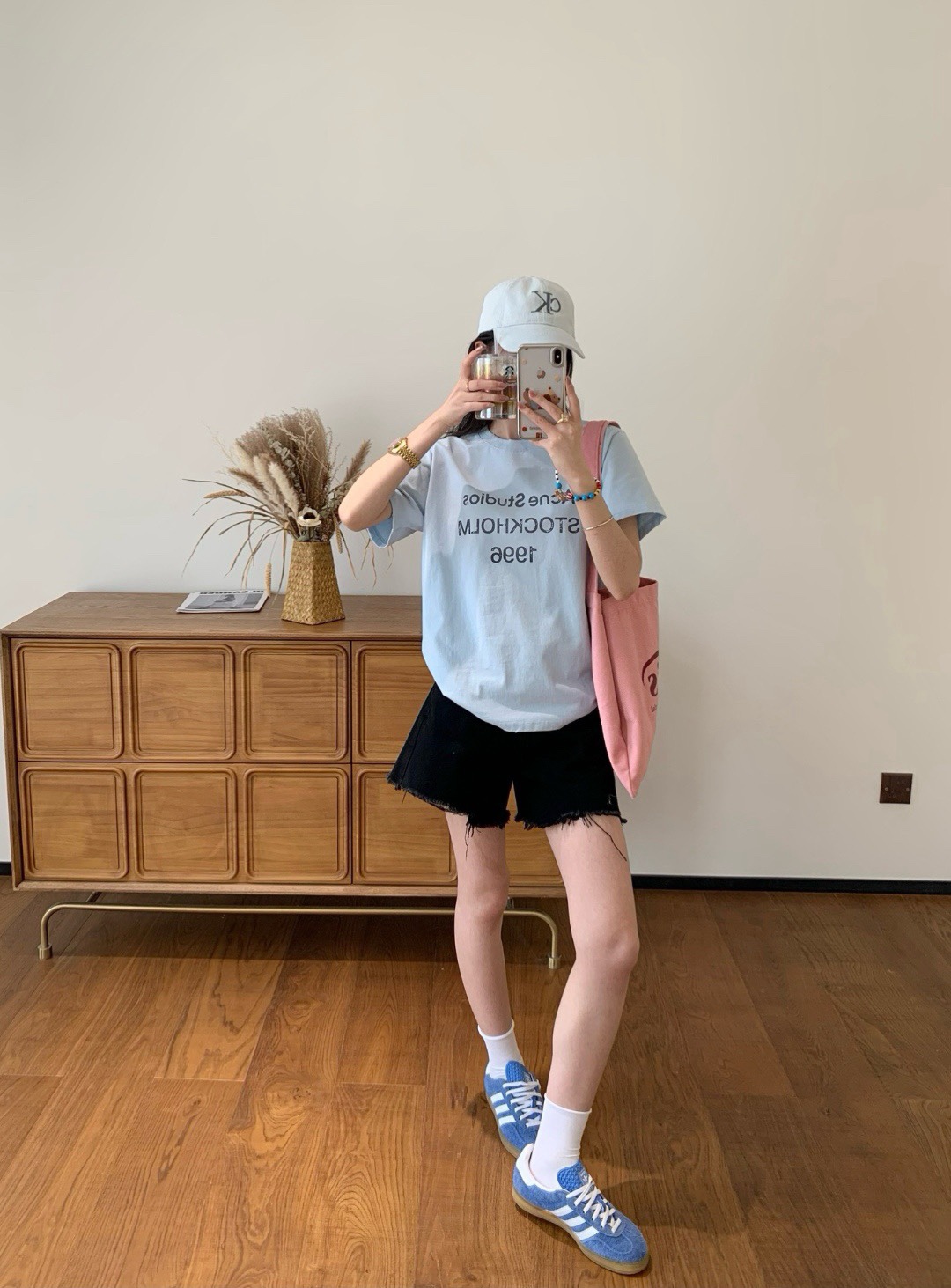 🔝Acne Studios 26SS 1996字母印花短袖T恤
面料是定制定染的32支220g原版雙紗棉，胚布經過高盂環保染色，裁大貨前還要進行高溫環縮水，降低縮水率的同時使得手感更柔軟舒適，印花方面必須五層膠漿，第一遍必須為進口打底漿，填平布料上極為細小的線洞，再由高溫床烤乾再劇頗色，採用油墨因熱平網印花，一共刷五層，每一層間隔為時間為30分鐘，才能保證出來的成品保持原版的質感，全套開發輔料
尺碼：S-XL