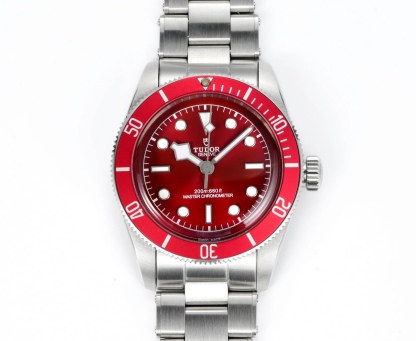 廠帝舵 TUDOR   碧灣系列對於帝舵來說，無疑是一個龐大的產品線，在今年推出了一隻全新的單色碧灣，以絕對的實力被認為是勞力士無歷黑水鬼的平替！今年推出的這只全新單色碧灣，也迎來了碧灣第三次制表科技和煥新美學風格上的革新。
1.新款碧灣迎來新的改革，升級夜光珠，而正品同步凹入式，搭配的是圓拱形藍寶石表鏡，更顯復古感📸 
2.腕表採用不鏽鋼材質打造表殼，經過精細的磨光與磨砂處理，呈現出獨特的質感和光澤度。同勞力士水鬼一樣，表殼採用41毫米尺寸，也是沿襲了“原版”碧灣的直徑，既適合日常佩戴，又能展現出腕