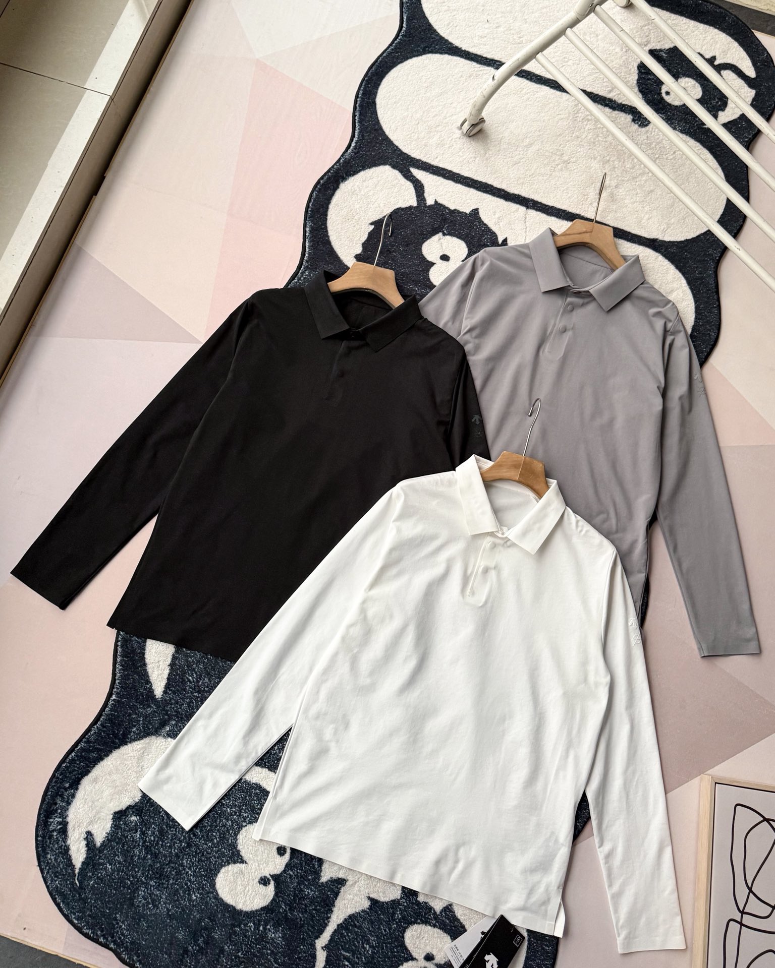 春季新款DESCENTE迪桑特吸濕長袖防曬+抗菌SECOt恤翻領POLO
2026春季新款
大身採用迪桑特自研面料，具有吸濕速乾，UPF215+防曬及Polygiene抑菌功能門襟採用激光切割工藝，結合肩部超聲波貼合工藝，提升細節品質感領口，門襟及下擺均採用熱壓工藝，外觀平整
頻繁穿梭於不同目的地航站樓，美學與實用兼具的著裝是應對高強度，快節奏，多場景工作的基礎。將戶外防護功能面料與都市生活設計剪裁兼容並蓄，實現全日多場景無縫切換讓戶外成為生活的新常態。