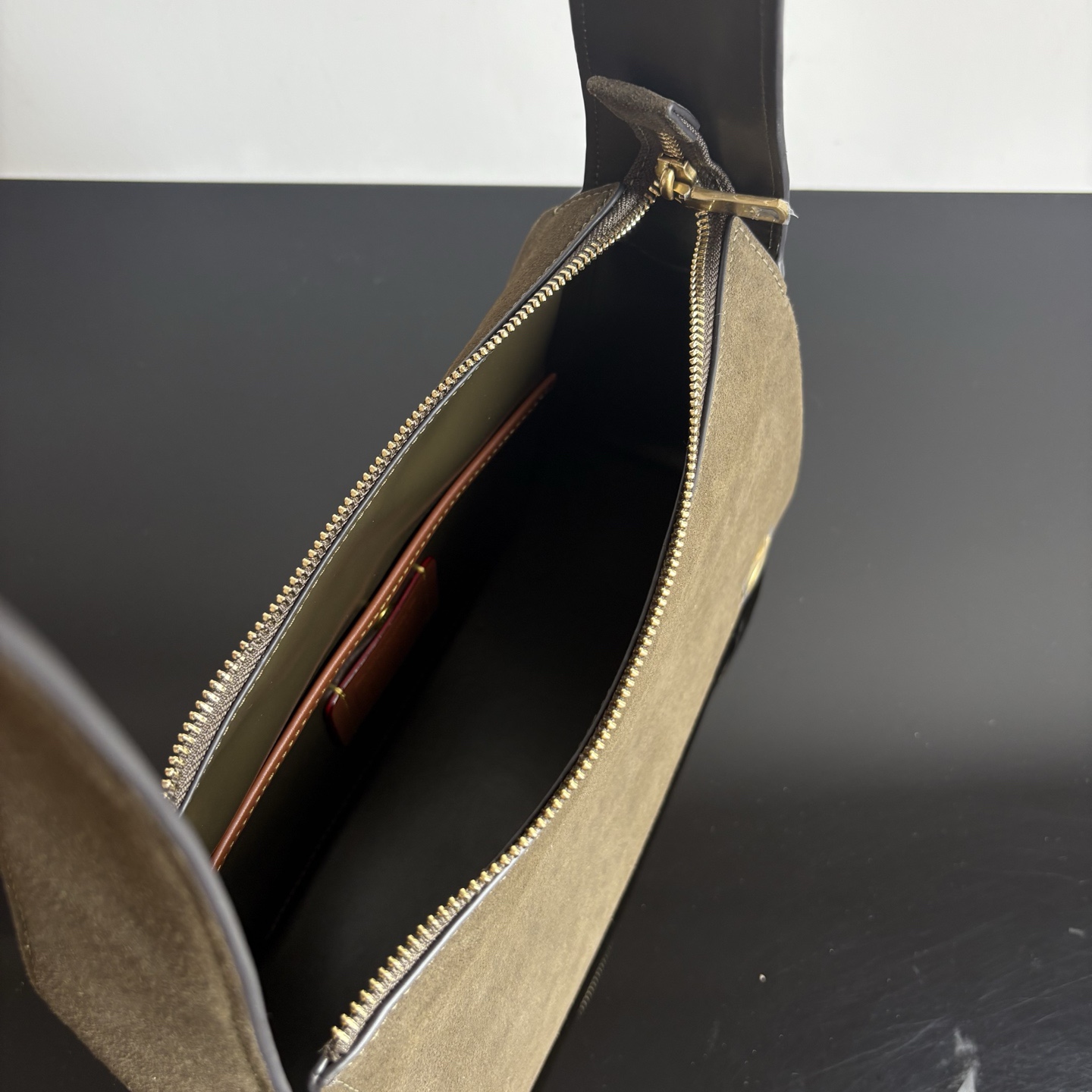 
新款hobo腋下包：CCC45荔枝紋黑色 灰色 酒紅
          CCC48鹿皮棕色 CCC48鹿皮墨綠
作為腋下包超級鬆弛下垂的風格，秋冬單品 容量超大還帶了一個磁扣的暗袋，出行遊玩或通勤都特別實用的一款。

尺寸：10*18*29。