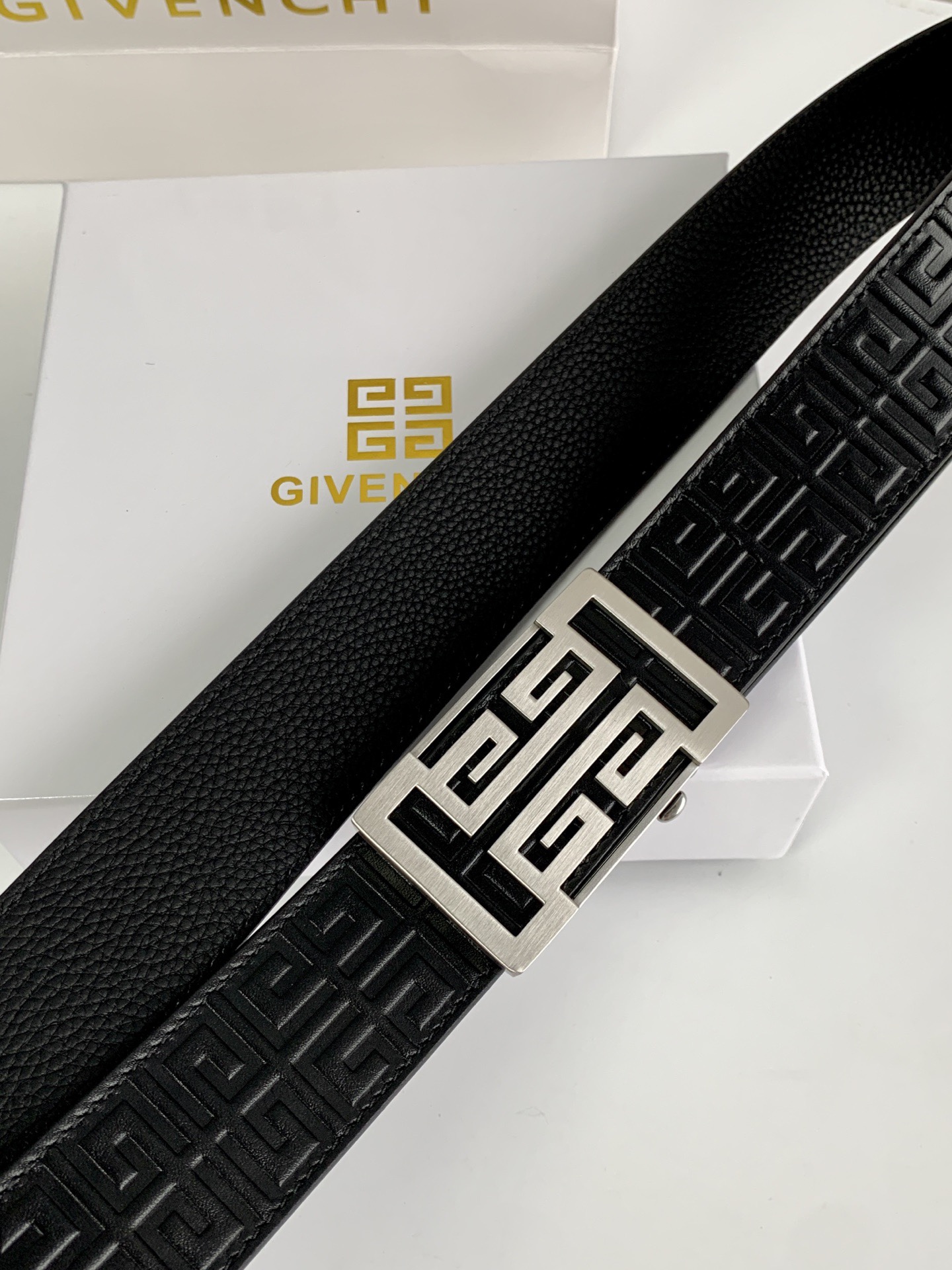 【紀梵希】新款男士 頭層小牛皮黑色壓花腰帶，內襯荔枝紋底，寬38毫米.搭配不鏽鋼經典4G自動扣.商務服裝造型的完美搭配。永恆經典！