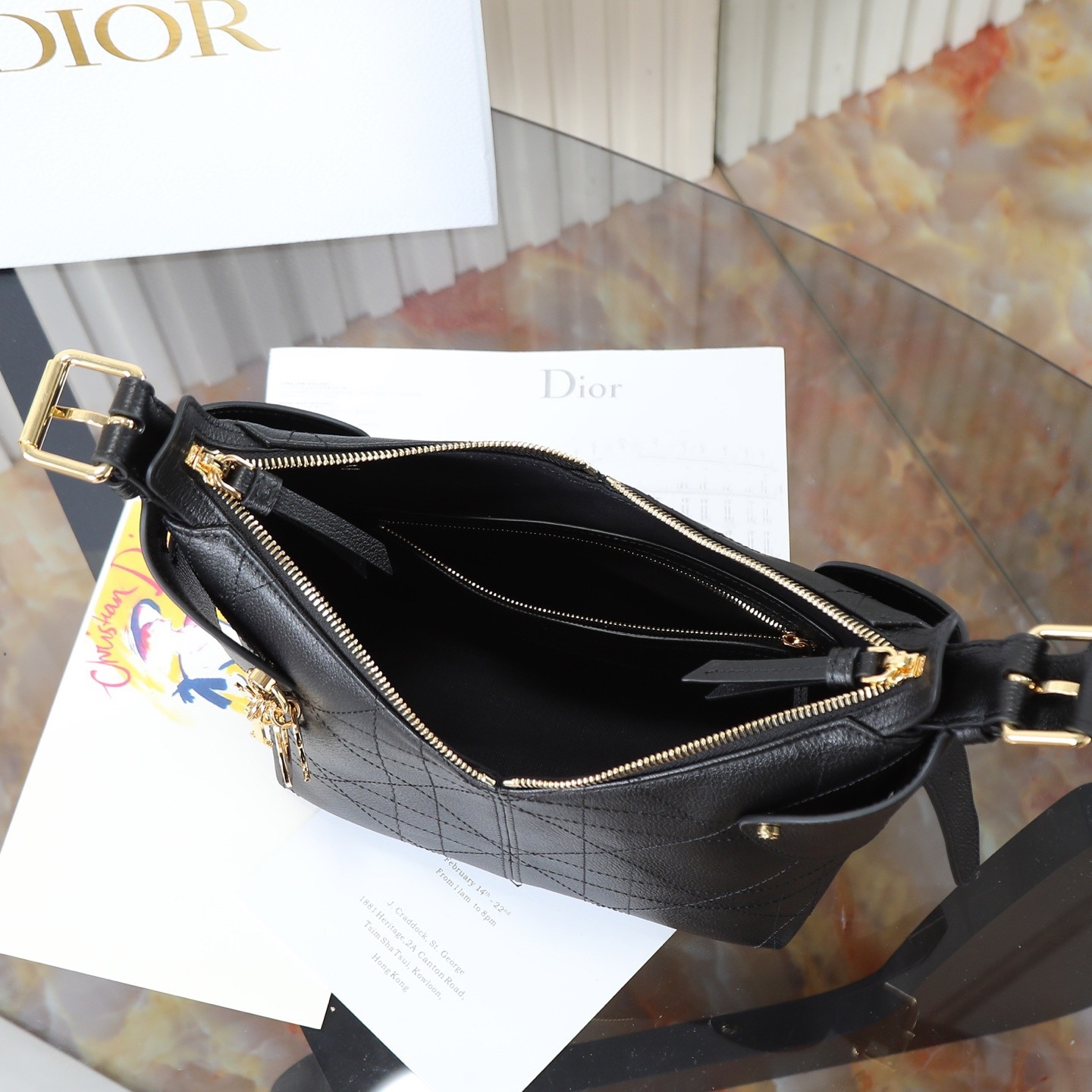 原廠皮 小號粒面牛皮 黑色 

Voyage秋冬系列油蠟皮
又是一個王炸級別，直接擊中心巴上
自帶鬆弛感，包形柔軟又隨意
復古的油蠟牛皮，經典藤紋格，雙拉鍊設計
整體高級又時髦，精緻感滿滿的字母吊墜
細節非常到位，超大的容量，自用超輕便
時髦精們都懂這款的含金量

型號：2845

size:22*9.5*15cm