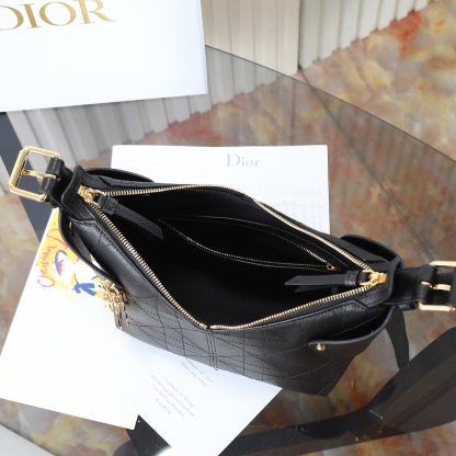 原廠皮 小號粒面牛皮 黑色 

Voyage秋冬系列油蠟皮
又是一個王炸級別，直接擊中心巴上
自帶鬆弛感，包形柔軟又隨意
復古的油蠟牛皮，經典藤紋格，雙拉鍊設計
整體高級又時髦，精緻感滿滿的字母吊墜
細節非常到位，超大的容量，自用超輕便
時髦精們都懂這款的含金量

型號：2845

size:22*9.5*15cm