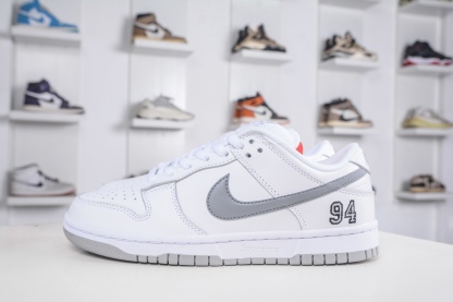 Supreme x Nk Dunk SB Dunk Low 聯名亞洲限定白灰
貨號:HQ8487 100
SIZE：36 36.5 37.5 38 38.5 39 40 40.5 41 42 42.5 43 44 44.5 45 46