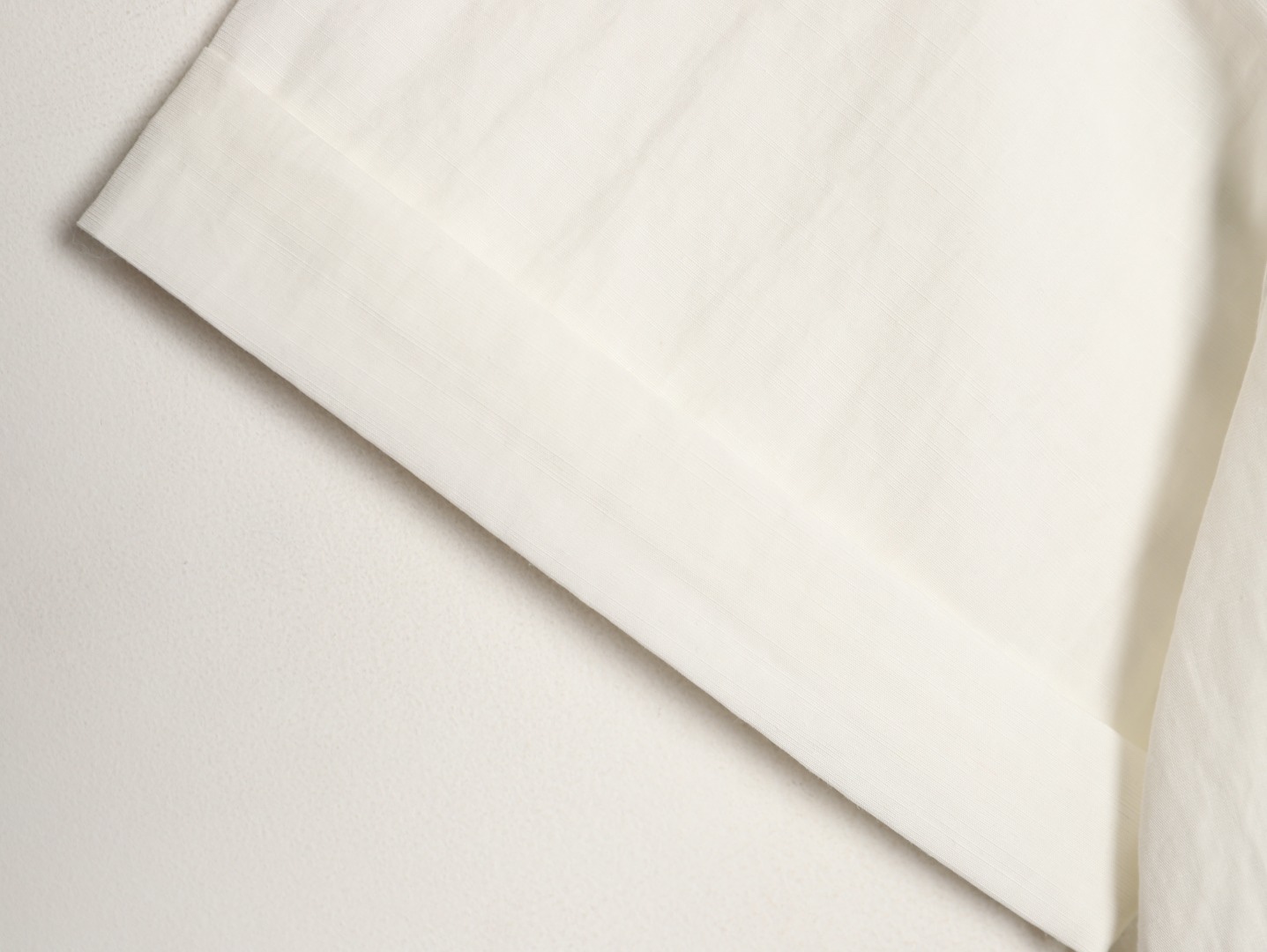 🔝MIU MIU繆繆MM 小黑標短袖襯衫
定制雲柔棉麻平紋料，手工紅外線畫線徽標，以紅外線技術為輔助，實現徽標標籤位置的精准定位與標記，採用側翻埋夾車線工藝，平順整潔，工整整潔，面料都經過砂洗，手感質感更佳，不易變形、不易縮水、不易褪色，合身版型
B Size：40 42 44 46