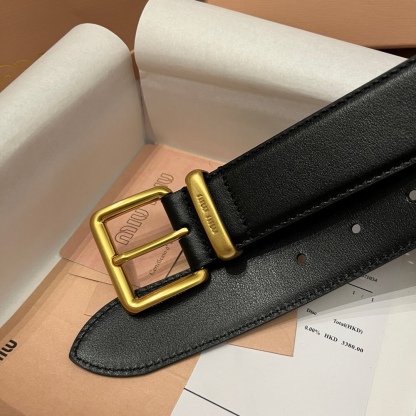 MiuMiu 今年大爆款上新‼️‼️
這就是野性與可愛結合的反差美！
關但寬度粗 腰頭大 有一種野性與可愛結合的反差美～
炎名系上有甜酷甜酷的氛圍感喔#
寬度 ：3.5cm