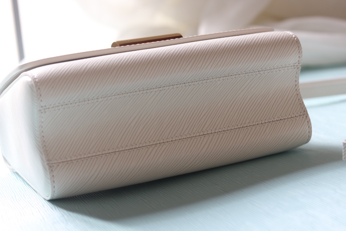 [玫瑰]最新款[玫瑰][玫瑰] 原版品質【獨家實拍 款號:50506/M11723/M11724/M11725 】
 本款 Twist 中號手袋擁有 Epi 皮革的考究肌理，搭配牛皮革內襯和光滑牛皮革飾邊。琺 Monogram 花卉懸掛於纖細鏈條，可拆卸並調節的肩帶實現肩背和斜挎選擇。17 x 9.5 x 23釐米(高 x 寬 x 長度)