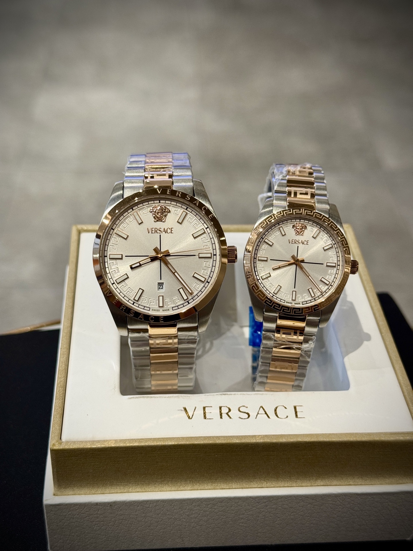 
Versace範思哲石英手錶，VERSACE MILLENYIUM  LADY系列，採用希臘回紋元素錶盤，12時位飾有美杜莎頭像展現範思哲經典圖案魅力，錶鏈印刻希臘回紋搭配雙按蝴蝶扣設計，兼具時尚與舒適，錶盤男款40mm 女款32mm 30米生活防水，進口石英機芯

立即搶購👉