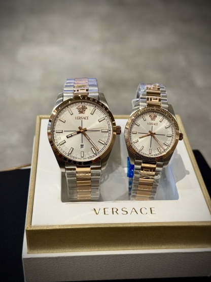 
Versace範思哲石英手錶，VERSACE MILLENYIUM  LADY系列，採用希臘回紋元素錶盤，12時位飾有美杜莎頭像展現範思哲經典圖案魅力，錶鏈印刻希臘回紋搭配雙按蝴蝶扣設計，兼具時尚與舒適，錶盤男款40mm 女款32mm 30米生活防水，進口石英機芯

立即搶購👉