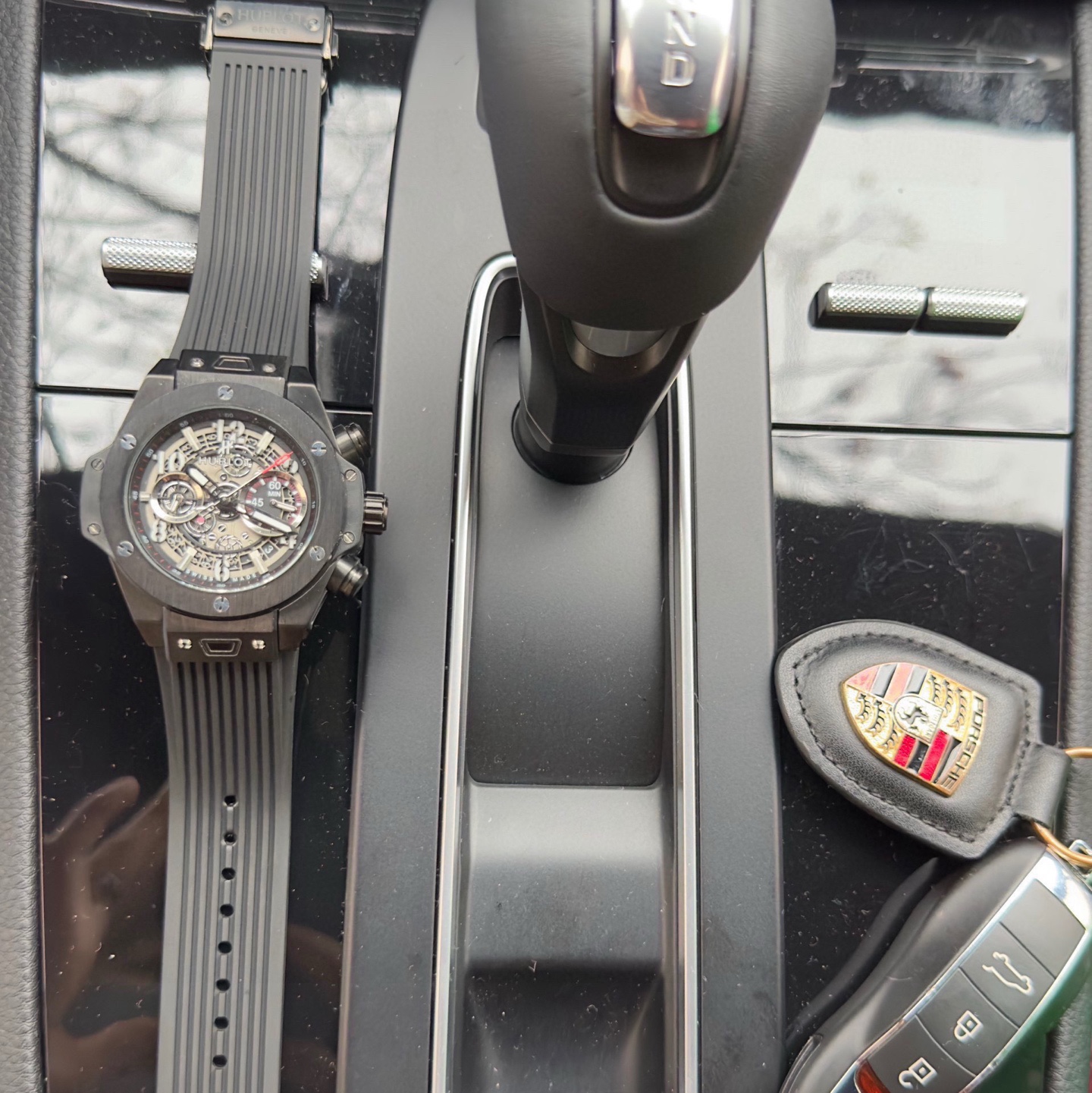 恆寶 Hublot精品男士腕表，勁爆鏤空設計，技藝精湛，獨具匠心，尊貴大氣，紳士風範。採用全自動機械機芯，頂級316精鋼表殼，天然橡膠錶帶，礦物質超強鏡面，尺寸43*13