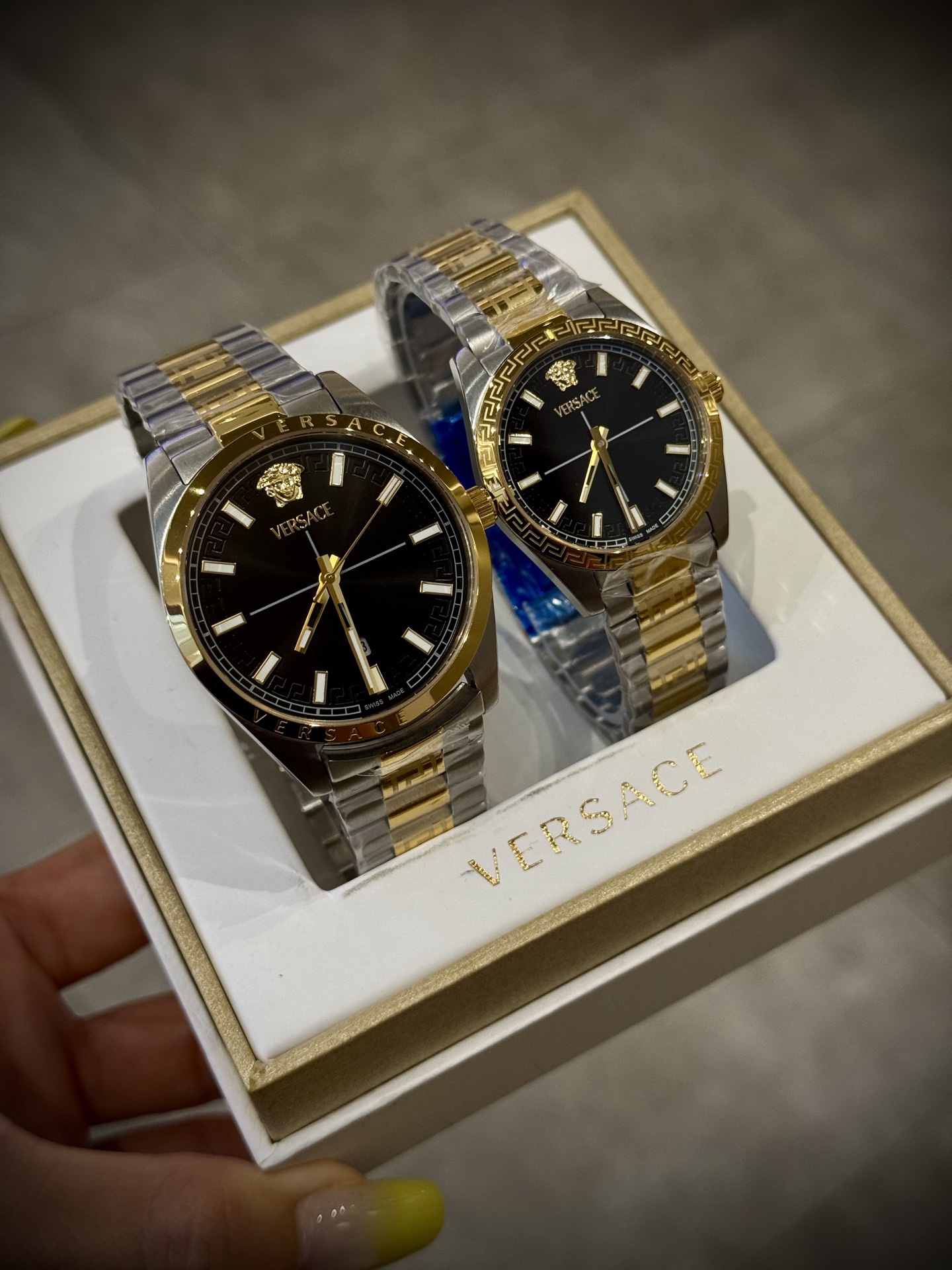 
Versace範思哲石英手錶，VERSACE MILLENYIUM  LADY系列，採用希臘回紋元素錶盤，12時位飾有美杜莎頭像展現範思哲經典圖案魅力，錶鏈印刻希臘回紋搭配雙按蝴蝶扣設計，兼具時尚與舒適，錶盤男款40mm 女款32mm 30米生活防水，進口石英機芯

立即搶購👉