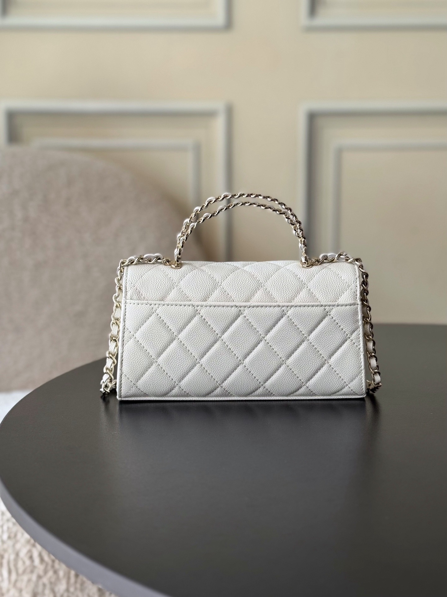 Chanel 25S 新款本季 最火的小球牛皮Kelly 手柄包
這顆絕對是黑馬
第一眼看到就深深愛上💕
顏值不必說 直接閉眼入不會錯
很好打理 也是百搭型
實現了單背斜挎腋下背手拎的效果📷
簡直就是福音〰️
很精緻 值得珍藏🔝

五金：全鋼18K淺金
皮料：獨家Haas小牛皮
尺寸：𝟏8*𝟏0*4.𝟓 𝚌𝚖
型號：AS3238