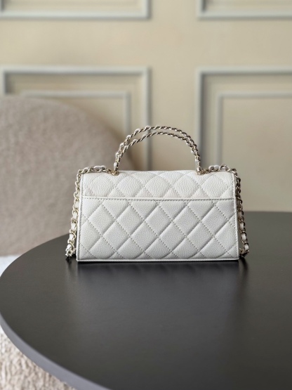 Chanel 25S 新款本季 最火的小球牛皮Kelly 手柄包
這顆絕對是黑馬
第一眼看到就深深愛上💕
顏值不必說 直接閉眼入不會錯
很好打理 也是百搭型
實現了單背斜挎腋下背手拎的效果📷
簡直就是福音〰️
很精緻 值得珍藏🔝

五金：全鋼18K淺金
皮料：獨家Haas小牛皮
尺寸：𝟏8*𝟏0*4.𝟓 𝚌𝚖
型號：AS3238