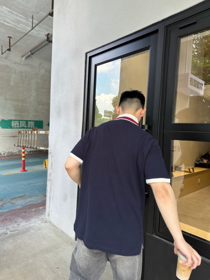 Gucci/古馳 24ss 胸口雙G刺繡Polo短袖
原購入，採用60支雙股250克重棉氨混紡雙面珠地面料，條紋相間拼色衣領定為雙系統提花定織扁機製成。GG互扣刺繡圖案採用進口田島機器，榻榻米刺繡搭配挨針繡工藝，刺繡非常的飽滿，精細針法綿密，以榻榻米刺繡工藝打底，挨針繡描廓邊緣及字母繡花，層次清晰豐富立體。前胸無明線無散口雙層面筒，袖口縫盤螺紋同為扁機織造，採用TAJIMA進口機台加工，人工手縫領標開背領標帶防偽芯片，紐扣開模天然塔羅貝炭黑刻字牛角扣，三標輔料同步定 制。經典翻領設計