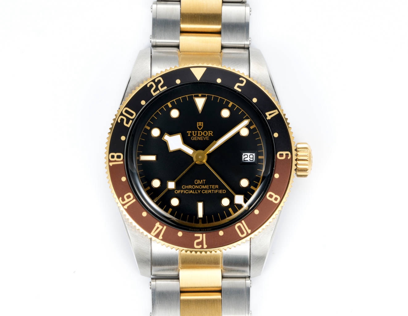 帝舵碧灣系列之格林尼治型腕表。以傳統設計融合格林尼治“可樂圈”經典，成就此復古運動的腕上佳品。
 1：完美還原41mm直徑的啞光拉絲外殼，斜邊經由拋光潤飾，不刮手，極致實現原版硬朗流暢的線條。可雙向旋轉的“紅藍可樂圈”採用陽極氧化鋁所制（材質對應原版）！
2：鏡面採用藍寶石水晶玻璃，還原正品復古懷舊的鍋蓋造型
3：此次升級錶帶表扣，微拉扣設計，同步原裝的“鉚釘”不鏽鋼錶帶，打磨精細，採用實心鏈節，兩側鏈節以鉚釘頭連接，呈現獨特的階梯形結構，錶帶邊緣及表扣圓潤不鋒利，佩戴便捷，上手舒適
