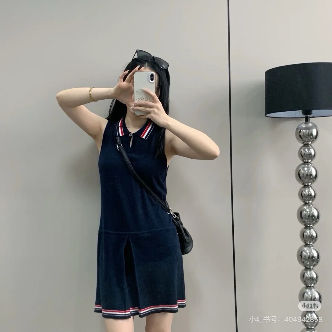 🔝THOM BROWNE TB 彩條翻領羊毛針織連衣裙
原版定制面料 輔料 
尺碼：1 2 3